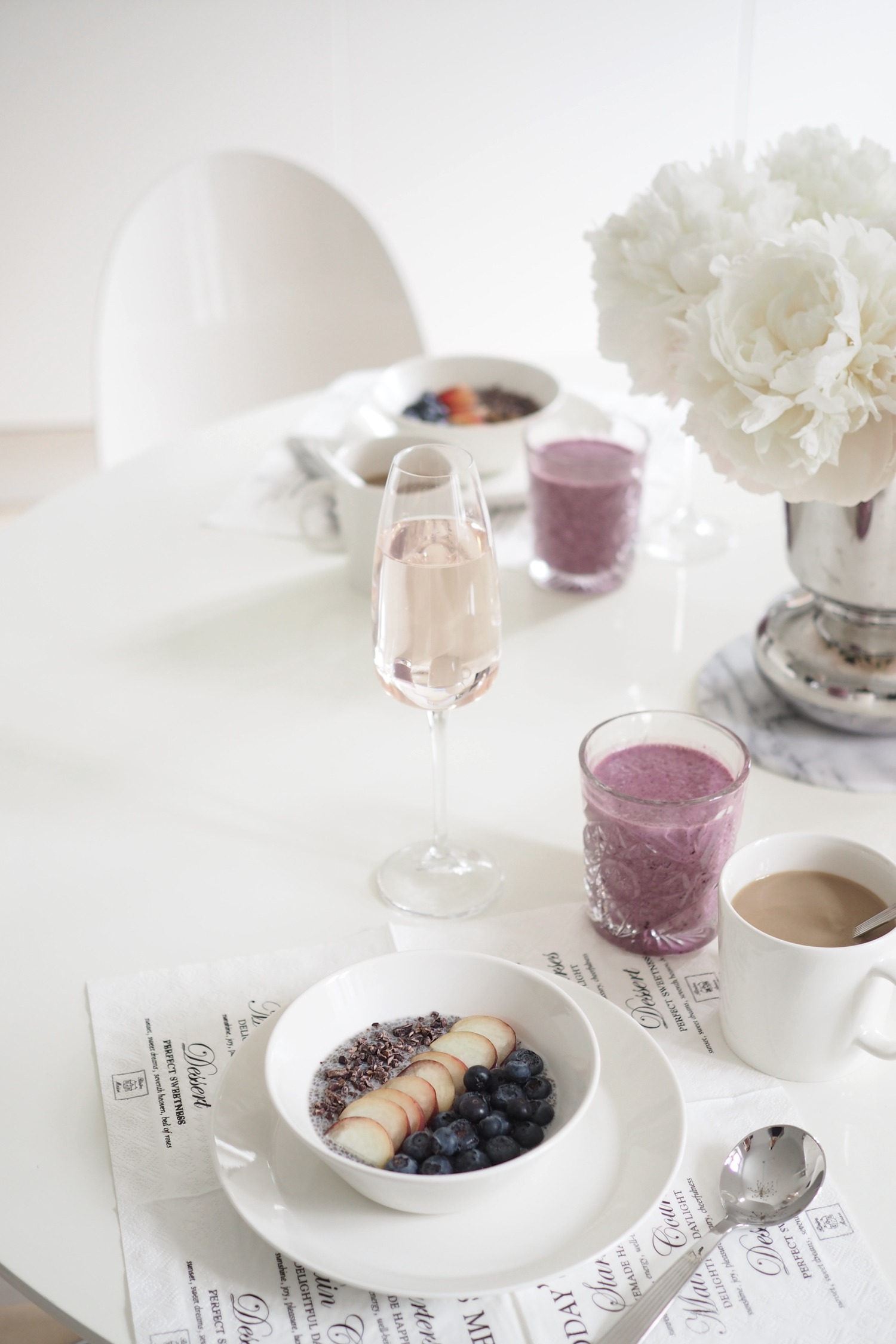 Char and the city - Sweet breakfast table setting for two - yummy chia-pudding recipe