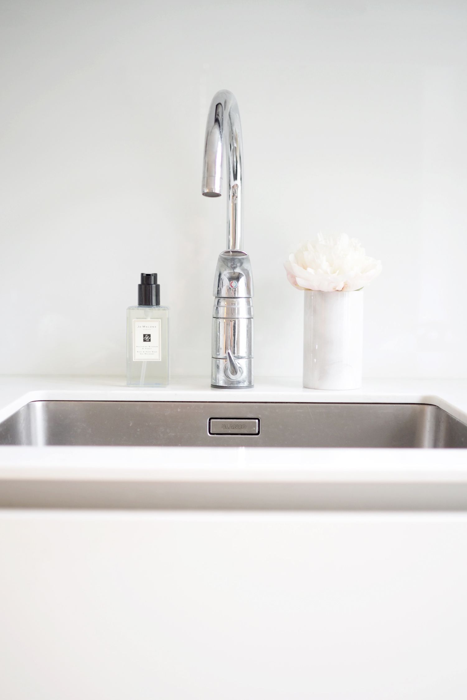 Char and the city - Kitchen: peonies and Jo Malone´s hand soap - more on the blog: idealista.fi/charandthecity