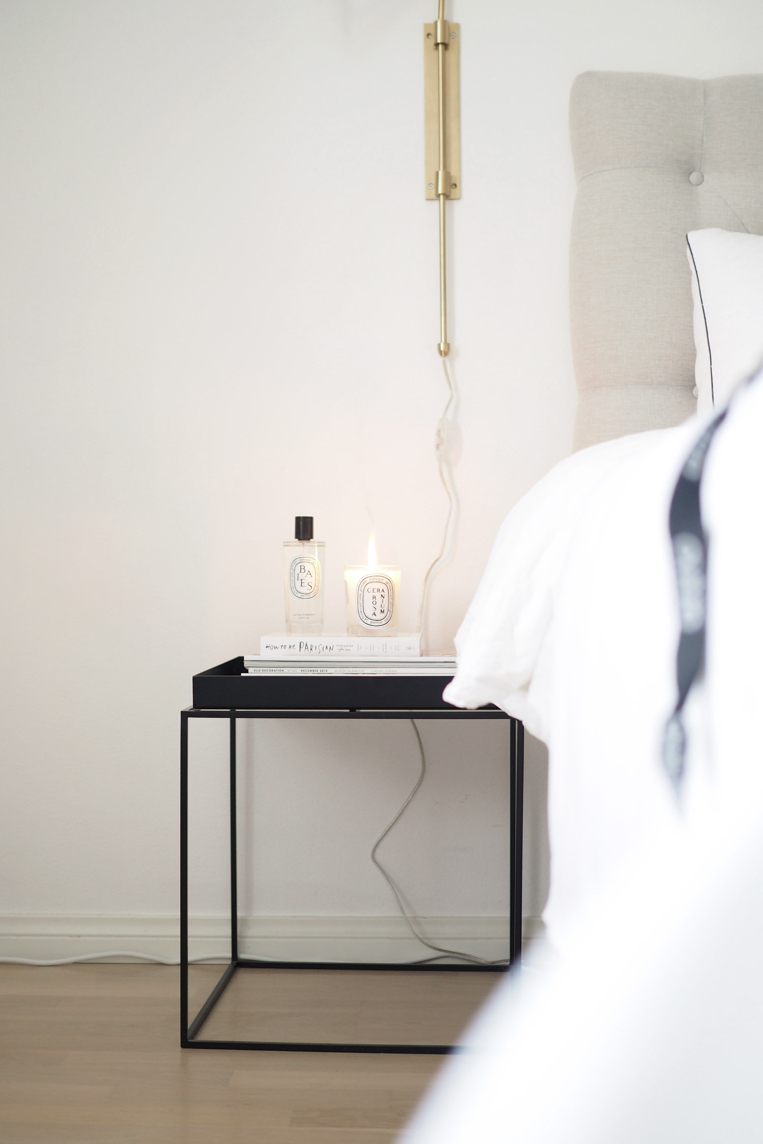 Char and the city - White, classic and Scandinavian bedroom - read more on the blog: //www.idealista.fi/charandthecity/2016/08/30/suuri-makuuhuone-postaus #bedroom #interior #white #apartment #scandinavian #trademax #housedoctor #balmuir #hay #diptyque