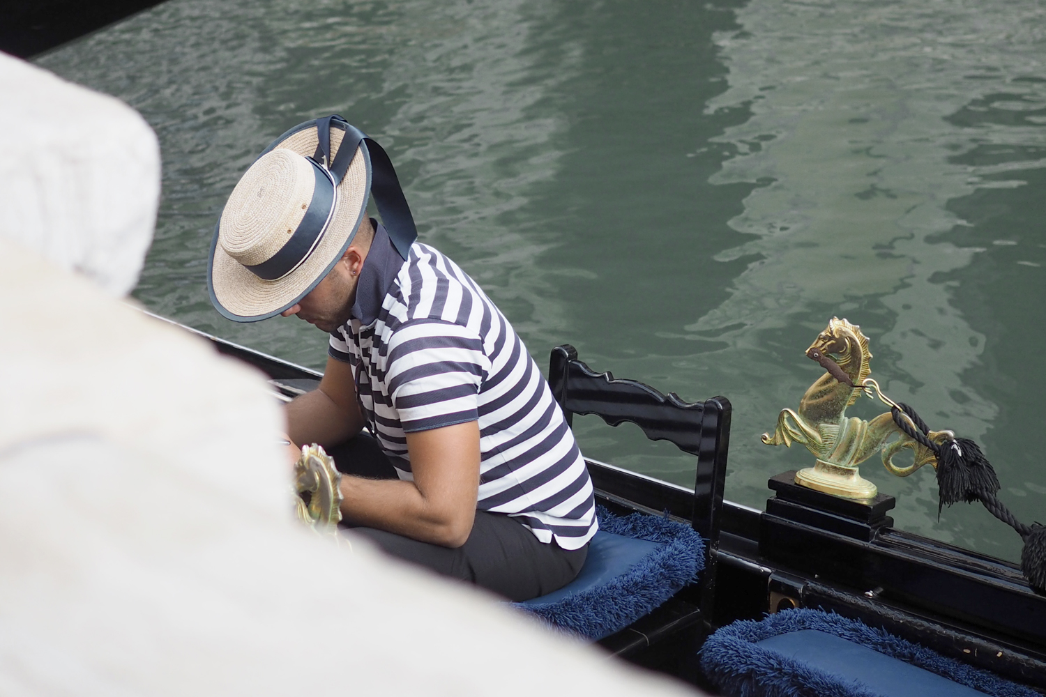 Char and the city - A day in Venice, Italy - the sinking city - travel tips: gondola ride, Bridge of Sights, Rialto Bridge, San Marco Square, Harry´s Bar and many more! Read on the blog: //www.idealista.fi/charandthecity/2016/09/11/matkavinkit-venetsia/