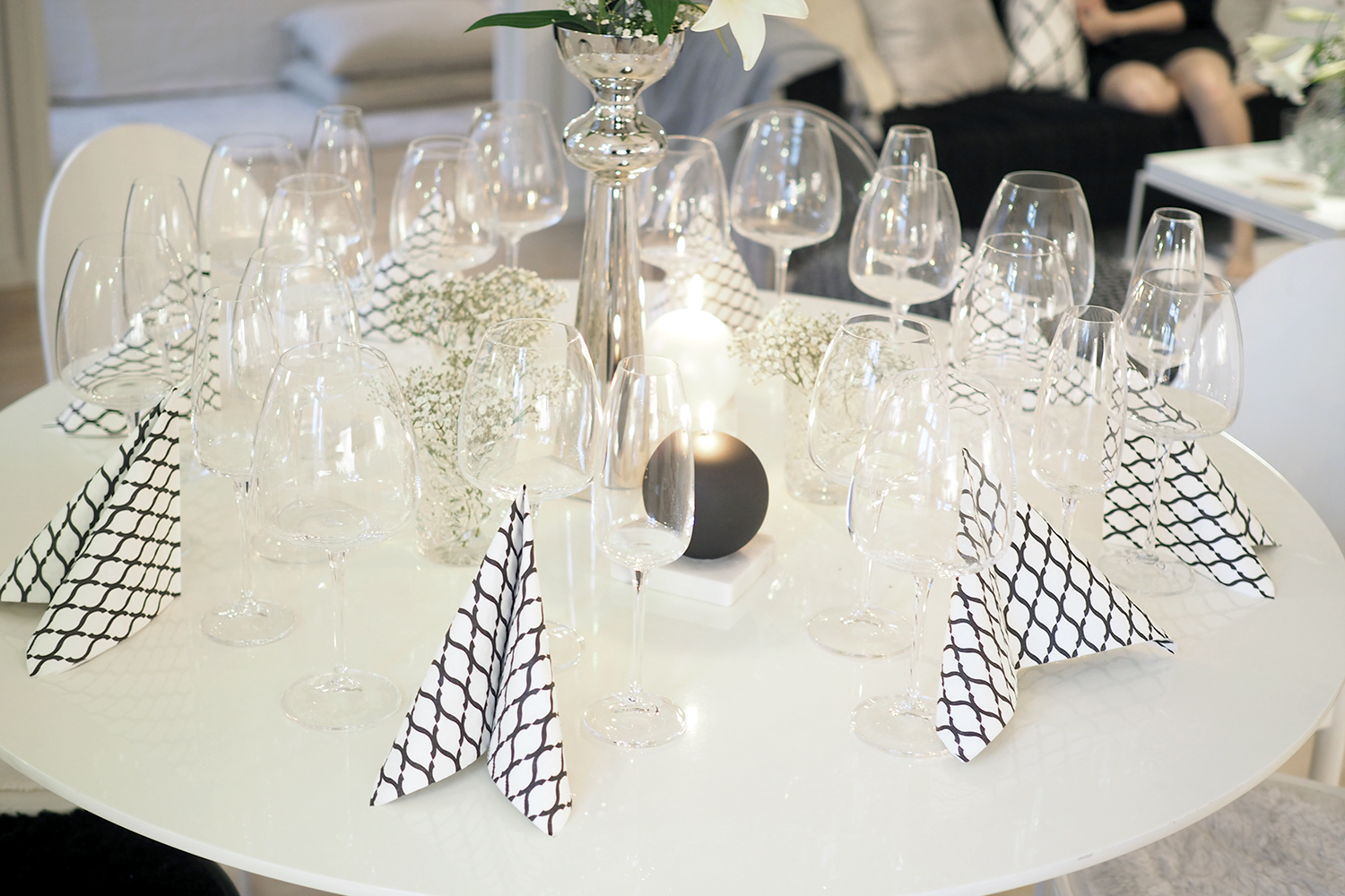 Char and the city - Ideas for a wine tasting - decoration, wines, wine glasses - read more on the blog: //www.idealista.fi/charandthecity/2016/09/27/viininmaistelu #winetasting #redwine #whitewine #sparklingwine #wineglasses #tablesetting #kitchen #party