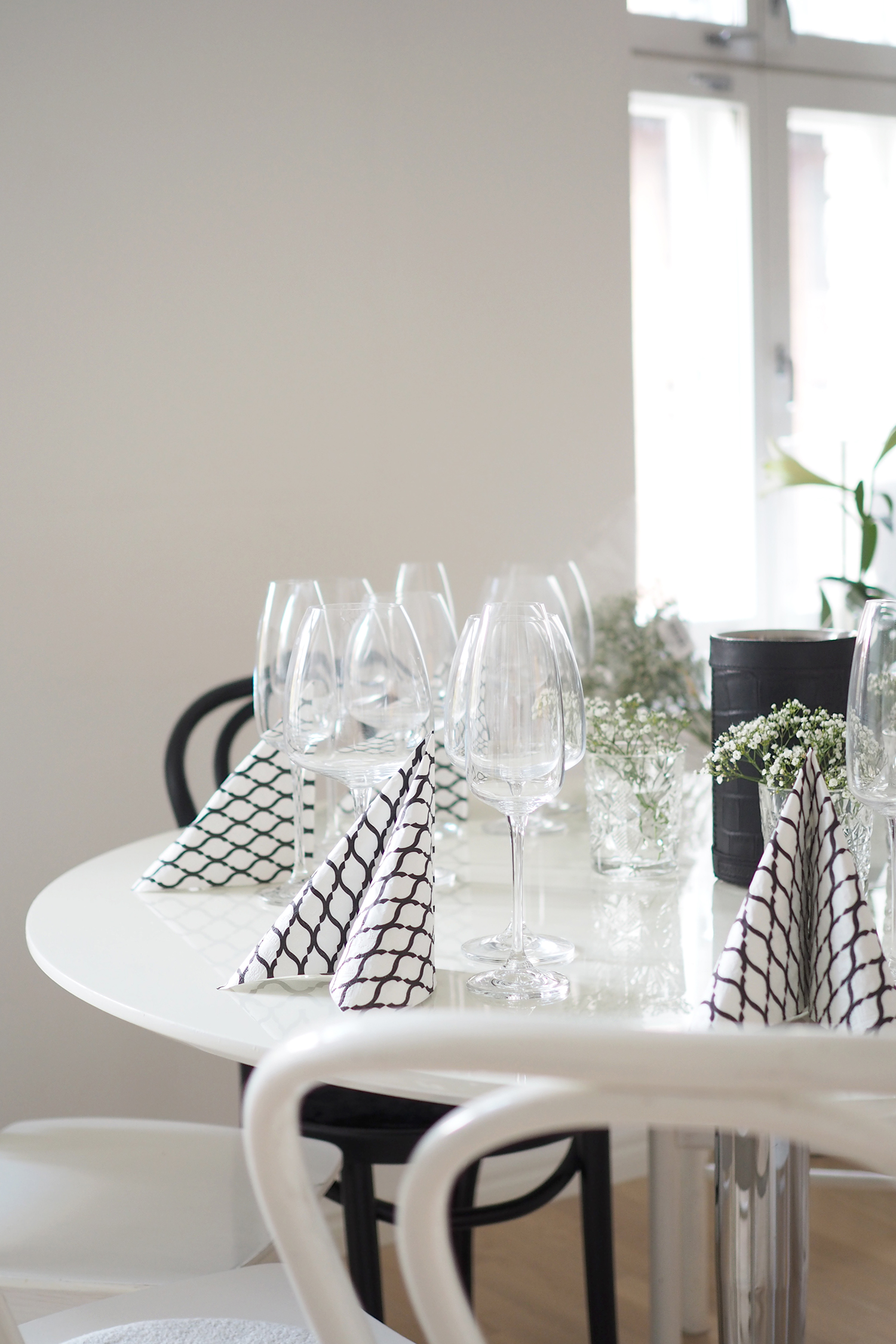 Char and the city - Preparing for a wine tasting evening - read more on the blog: //www.idealista.fi/charandthecity/2016/09/23/valmisteluita - #winetasting #party #tablesetting #decoration #interior #apartment #kitchen #partyplanning #blackandwhite 