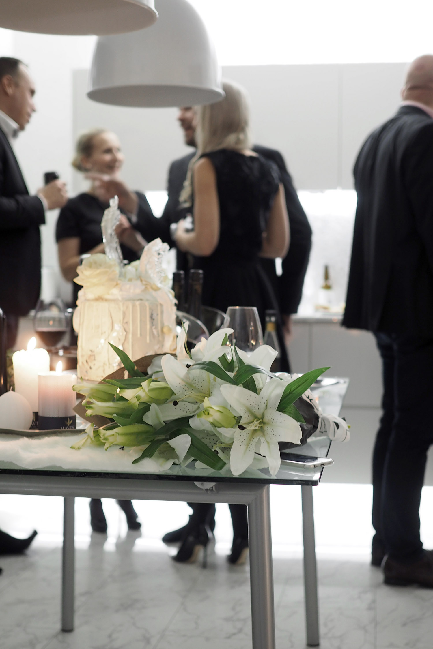 C and the city - The most stylish birthdayparty - champagne, lilies and cake! - more pics and ideas on the blog: //www.idealista.fi/charandthecity/2016/11/27/talven-tyylikkaimmat-juhlat