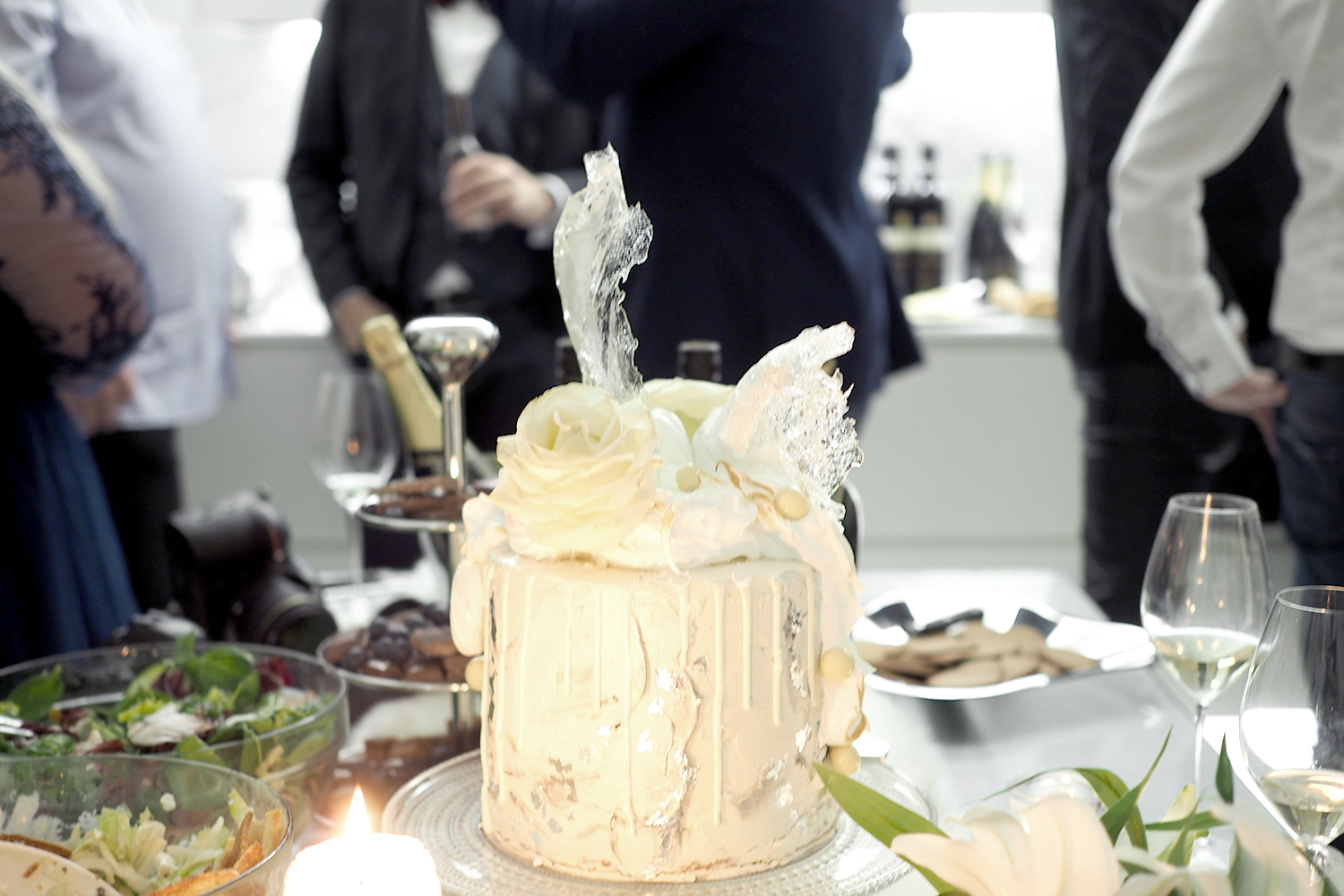 C and the city - The most stylish birthdayparty - champagne, lilies and cake! - more pics and ideas on the blog: //www.idealista.fi/charandthecity/2016/11/27/talven-tyylikkaimmat-juhlat