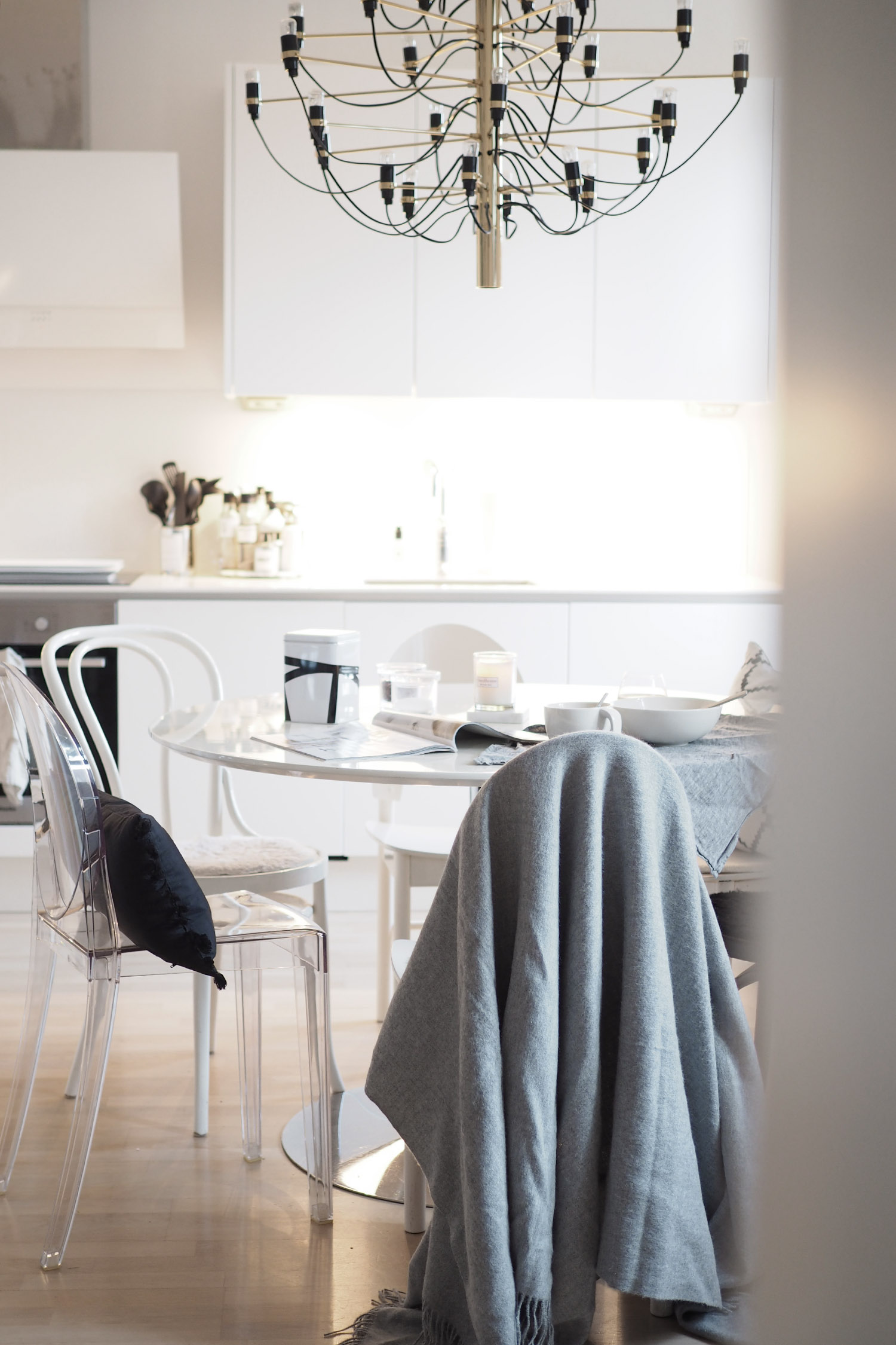 C and the city - Dining table and kitchen ready for breakfast - see more pics on the blog: //www.idealista.fi/charandthecity/2016/11/21/ruokailutilan-talvikuteet #candthecity #interior #kitchen #tablesetting #breakfast #balmuir #flos
