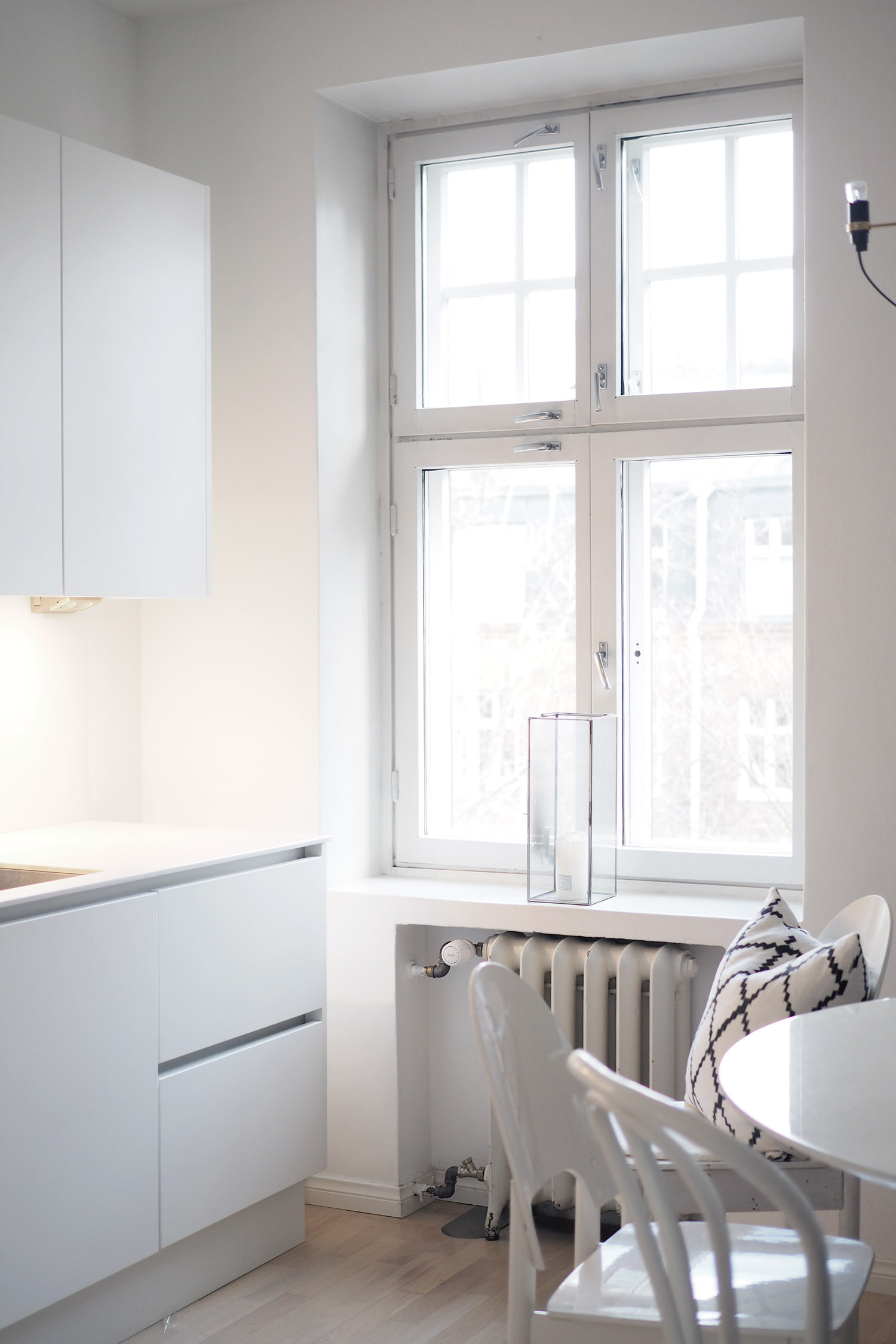 C and the city - White light in the kitchen - see more interior pictures on the blog: //www.idealista.fi/charandthecity/2016/11/20/keittio-2
